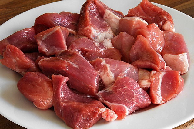 Carne de vită crudă, tocată. Carnea pentru câini este singura sursă legitimă și completă de proteine